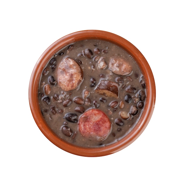 Feijoada brasileña tradicional aislada sobre fondo blanco.