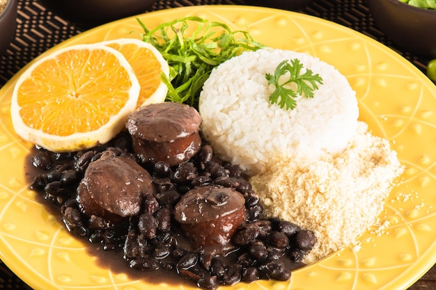 Feijoada com comida típica brasileira. Comida tradicional brasileira feita com feijão preto.