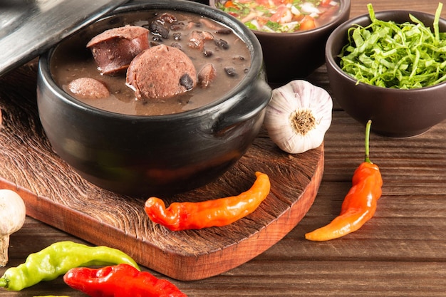 Feijoada comida típica brasileña. Comida tradicional brasileña elaborada con frijoles negros.