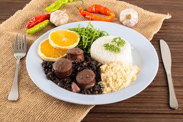 Feijoada comida típica brasileña. Comida tradicional brasileña elaborada con frijoles negros.