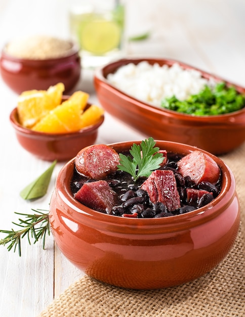 Foto feijoada - comida tradicional brasileira (carne seca, couve, laranja, arroz, feijão)