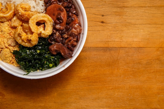 Feijoada, die brasilianische Küchentradition.Köstliches Gericht aus Feijoada mit Knistern