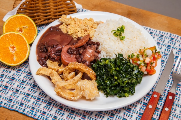 Feijoada, die brasilianische Küchentradition.Köstliches Gericht aus Feijoada mit Knistern