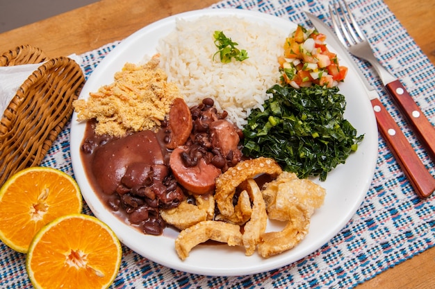 Feijoada, die brasilianische Küchentradition.Köstliches Gericht aus Feijoada mit Knistern