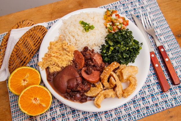 Feijoada, die brasilianische Küchentradition.Köstliches Gericht aus Feijoada mit Knistern