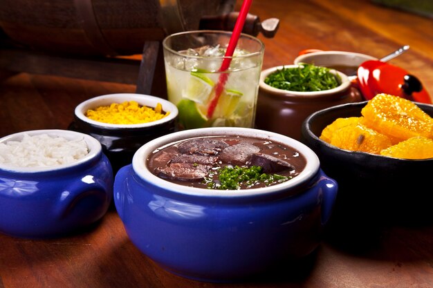 Feijoada ein traditionelles brasilianisches Gericht, das zu Reis Farofa Kohl und Caipirinha . passt