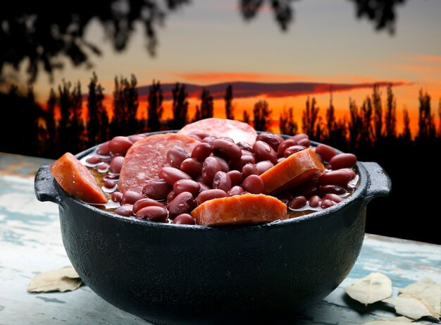 Foto feijoada de frijol morado