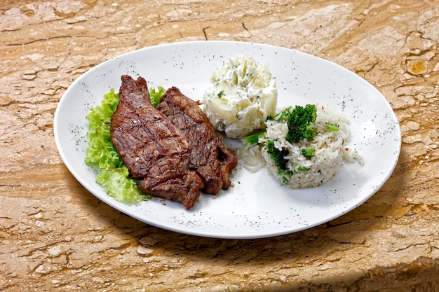 Feijoada, un guiso de frijoles con carne de res y cerdo, que es un plato típico brasileño originado con los esclavos en Brasil