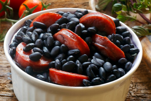 Feijoada, un guiso de frijoles con carne de res y cerdo, que es un plato típico brasileño originado con los esclavos en Brasil