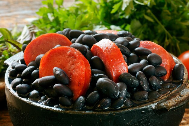 Feijoada, un guiso de frijoles con carne de res y cerdo, que es un plato típico brasileño originado con los esclavos en Brasil