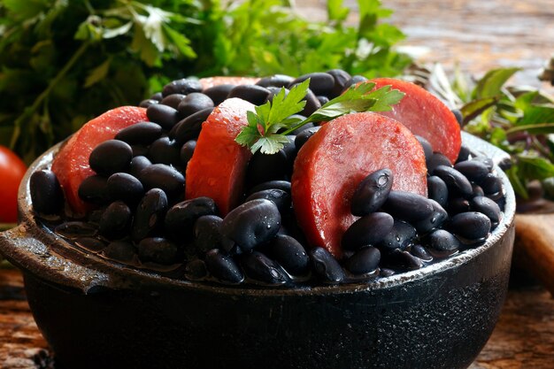 Feijoada, un guiso de frijoles con carne de res y cerdo, que es un plato típico brasileño originado con los esclavos en Brasil