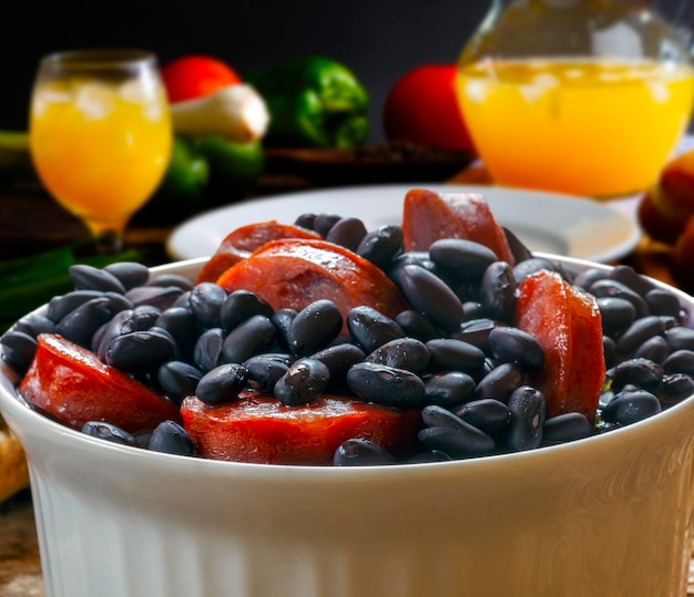 Feijoada, un guiso de frijoles con carne de res y cerdo, que es un plato típico brasileño originado con los esclavos en Brasil