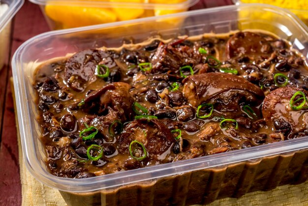 Feijoada na lancheira, delivery de comida, Prato típico brasileiro à base de feijão preto e porco