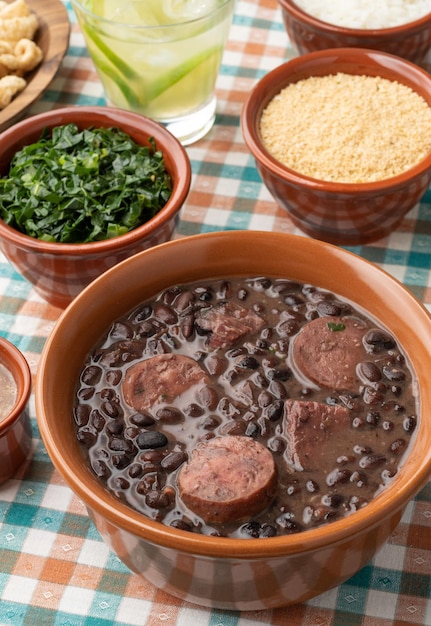 Feijoada típica brasileña con caipirinha de arroz farofa y chicharrones