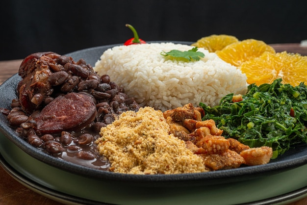 Foto feijoada típica e tradicional culinária brasileira harmonizada com caipirinha e cerveja