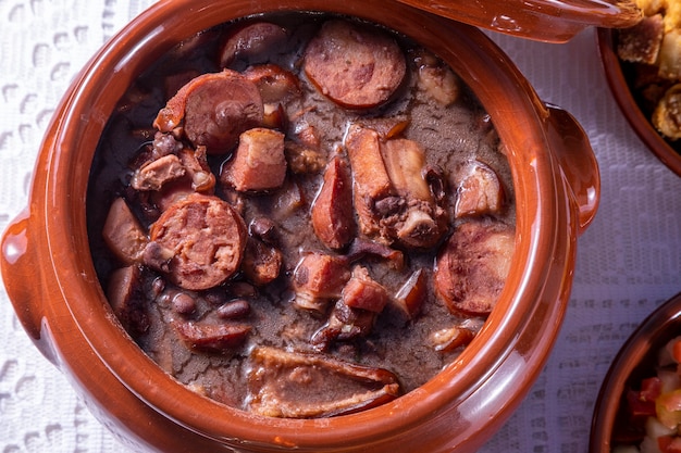 Feijoada, tradição da culinária brasileira e comidas típicas.