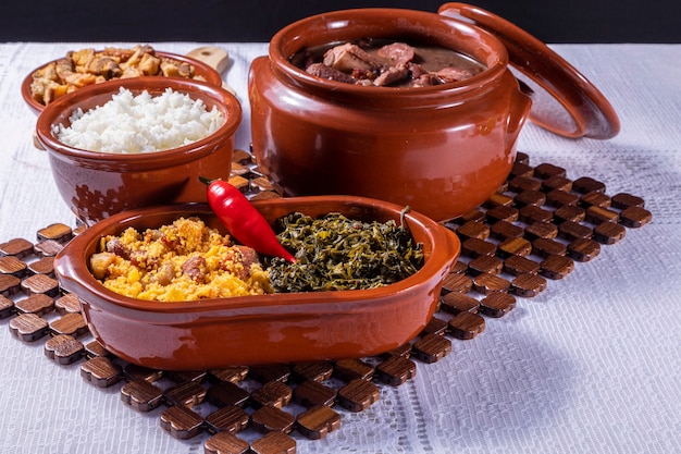 Foto feijoada, tradição da culinária brasileira e comidas típicas.