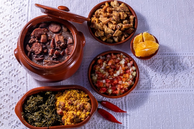 Foto feijoada, la tradición de la cocina brasileña con espacio para texto.