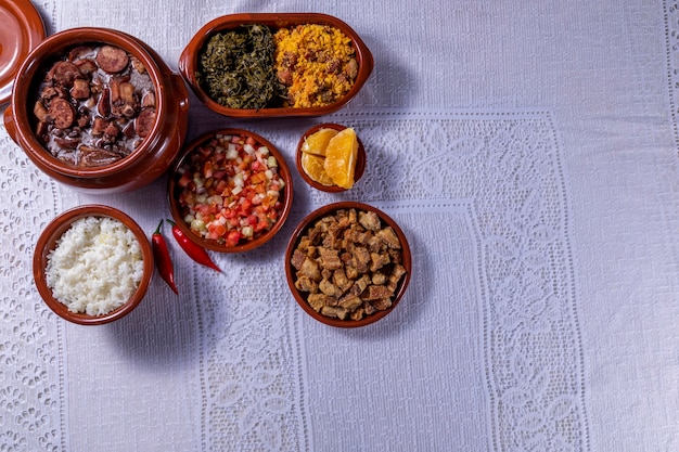 Feijoada, la tradición de la cocina brasileña con espacio para texto.