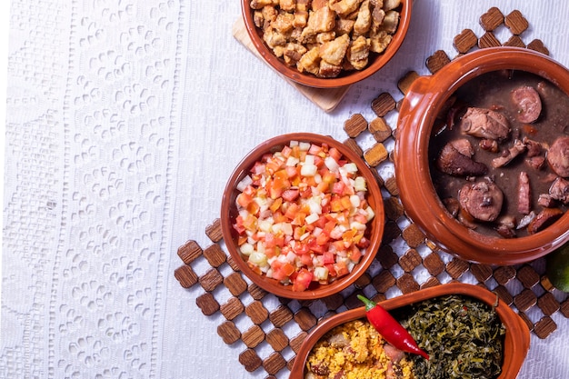 Foto feijoada, la tradición de la cocina brasileña con espacio para texto.