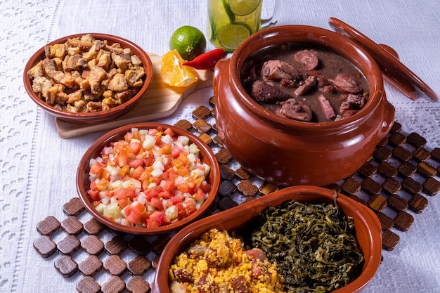 Foto feijoada, la tradición de la cocina brasileña.