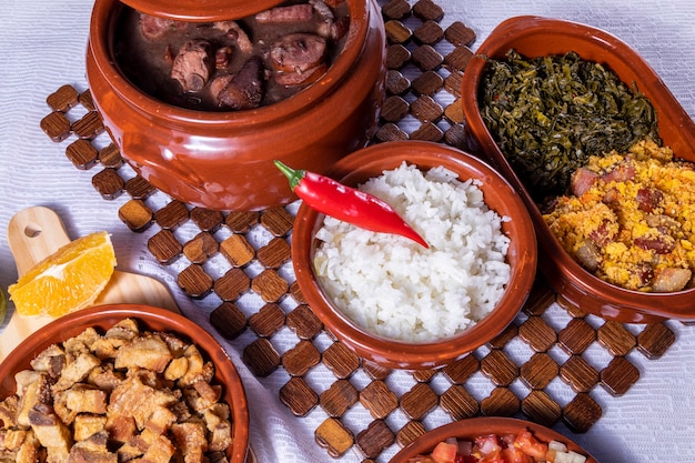 Foto feijoada, la tradición de la cocina brasileña.