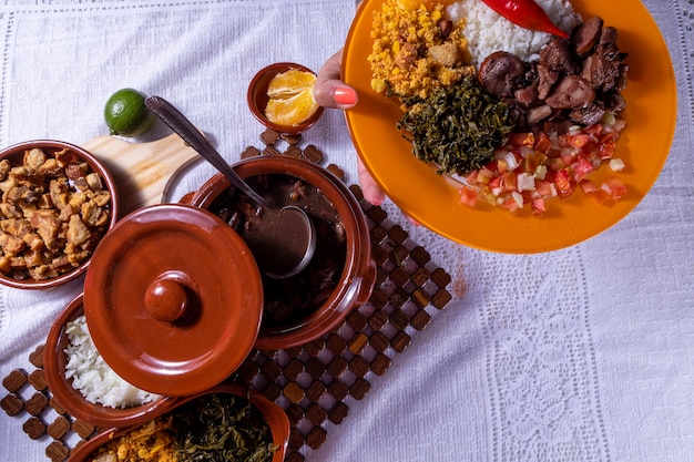 Foto feijoada, la tradición de la cocina brasileña.