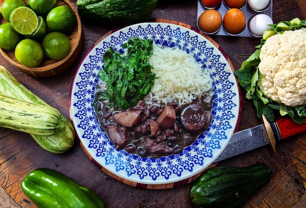 Feijoada tradicional brasileira com couve e arroz