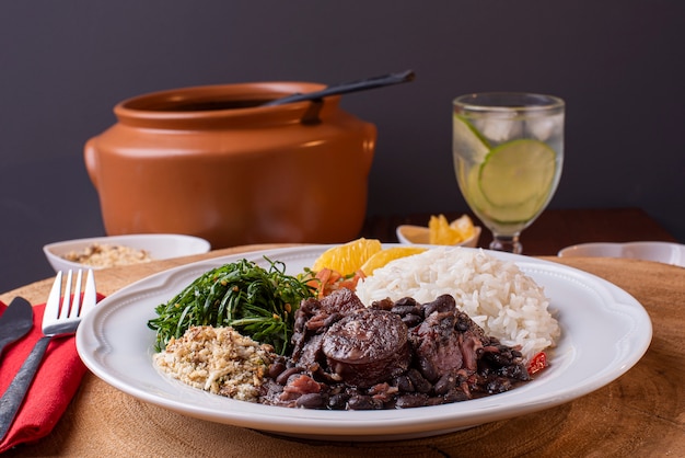 Foto feijoada tradicional brasileira no prato