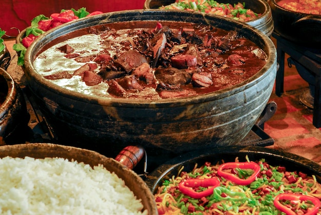 Feijoada tradicional brasileña con col y arroz