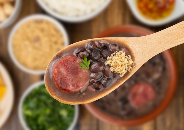 Feijoada tradicional brasileña en una cuchara