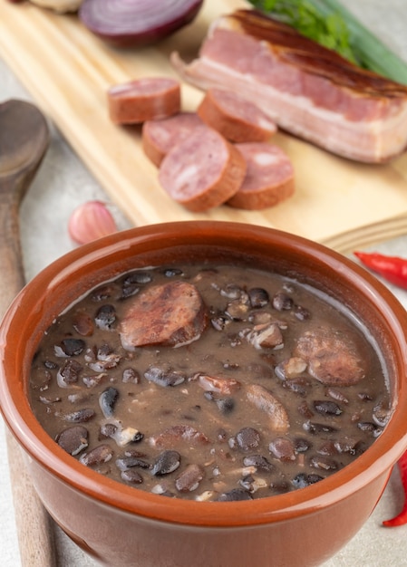 Feijoada tradicional brasileña en un cuenco con ingredientes.