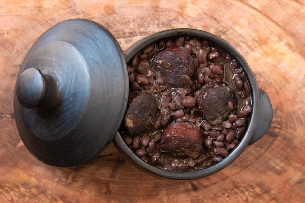 Feijoada tradicional prato brasileiro