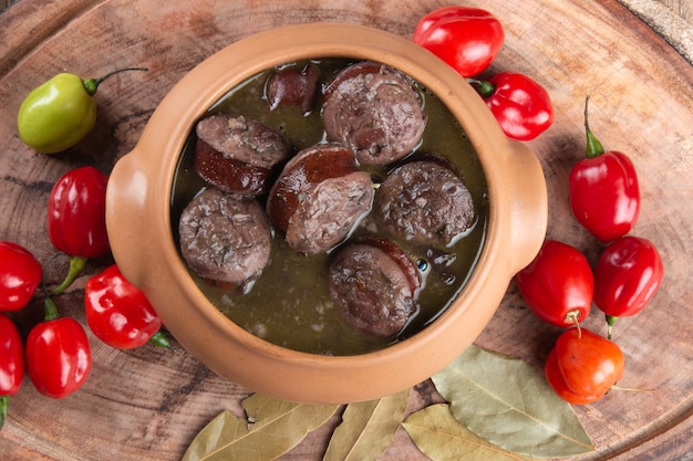 Feijoada. Traditionelles brasilianisches Essen. Brasilianische Küche. Draufsicht.