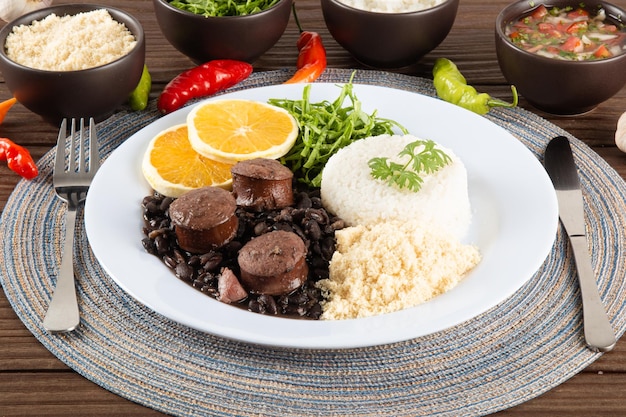 Feijoada typisch brasilianisches Essen. Traditionelles brasilianisches Essen mit schwarzen Bohnen.