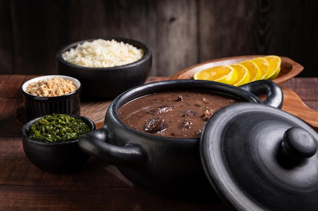 Feijoada, typisches brasilianisches Essen aus schwarzen Bohnen