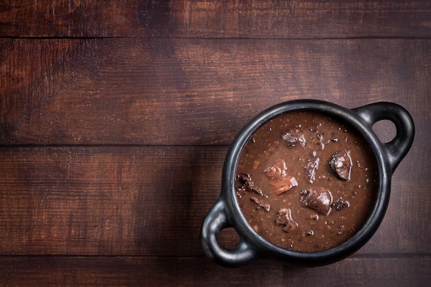 Foto feijoada, typisches brasilianisches essen aus schwarzen bohnen