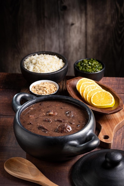 Feijoada, typisches brasilianisches Essen aus schwarzen Bohnen