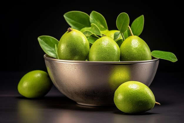 Feijoas verdes em uma panela metálica em cinza