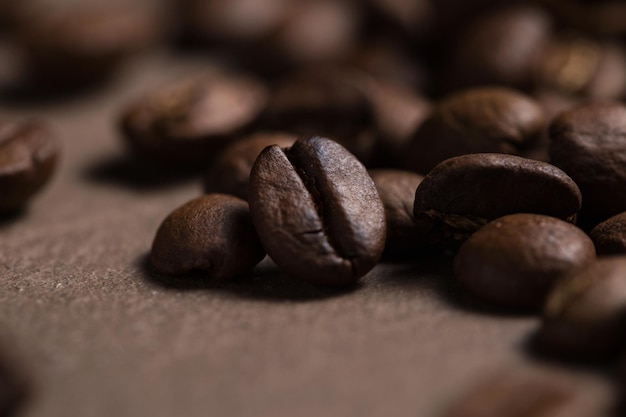 Feijões de café closeup Macrofotografia de café em um fundo marrom Arábica