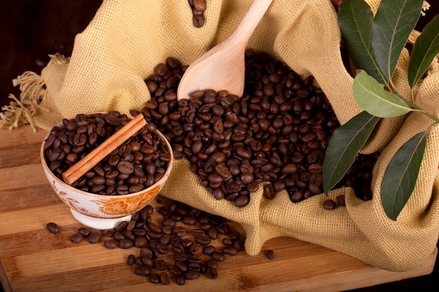 Foto feijões de café em uma tigela