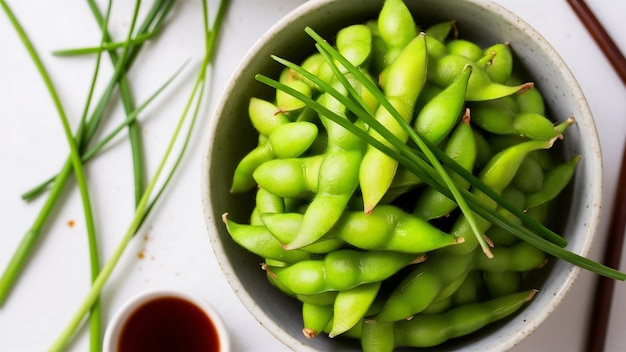 Feijões de edamame planos em uma tigela com cebola recém-cortada