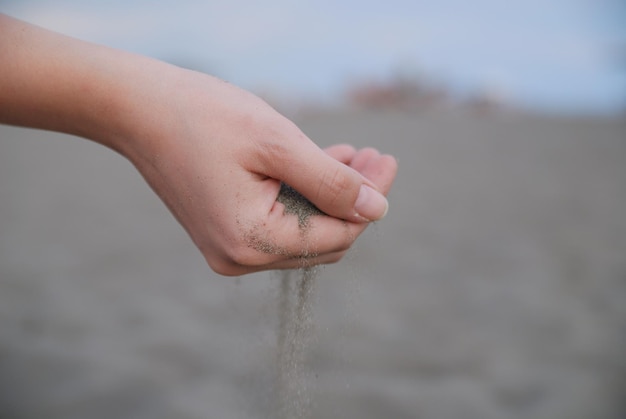 feiner sand leckt durch frauenhände