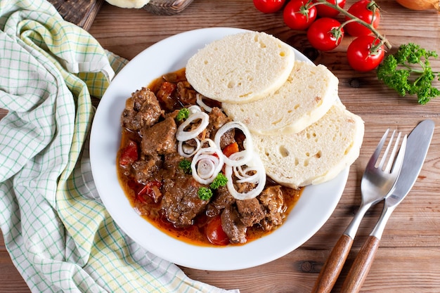 Feines Fleisch Rindergulasch in einem mit rotem Pfeffer auf Tischplatte Ansicht