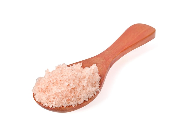 Feines rosa Himalaya-Salz in einem Holzlöffel auf weißem Hintergrund