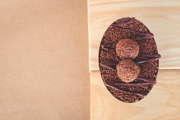 Feinschmeckerisches Osterei mit Brigadeiro-Füllung für Ostern.