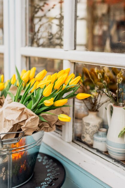 Feira de flores na primavera Bouquets de flores tulipas