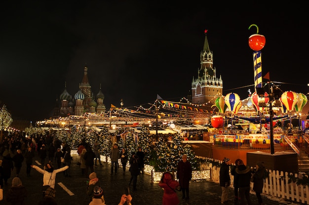 Feira de Natal na Praça Vermelha. Celebrações de Natal em Moscou, Rússia. Kremlin de Moscou nas férias de inverno