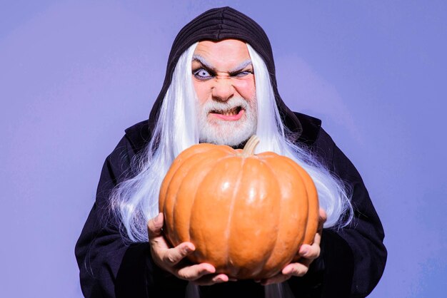 Feiticeiro do mal com abóbora laranja diabo vampiro homem demônio de halloween com jackolantern