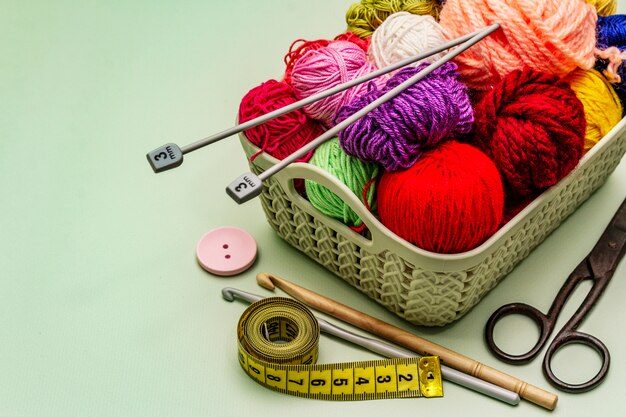 Feito à mão, conceito DIY. Conjunto de ferramentas e materiais para tricô. Fique em casa em quarentena